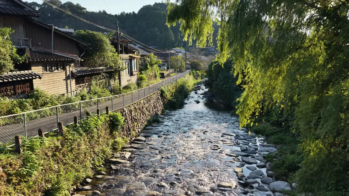 A walk beside the river and traditional houses in Akizuki
